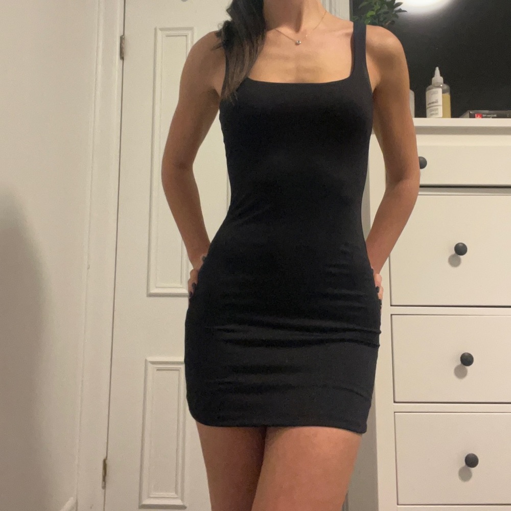 contour square neck dress in black, never worn, size xxs runs large (ish)